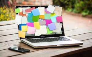 Laptop mit Post-It (Pixabay)