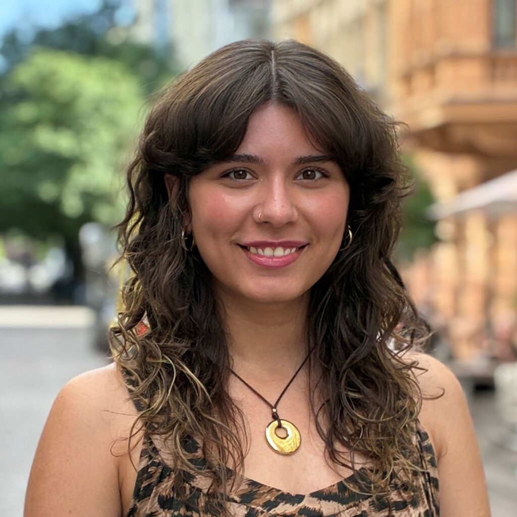 Sara Isabel Petit Horn Web